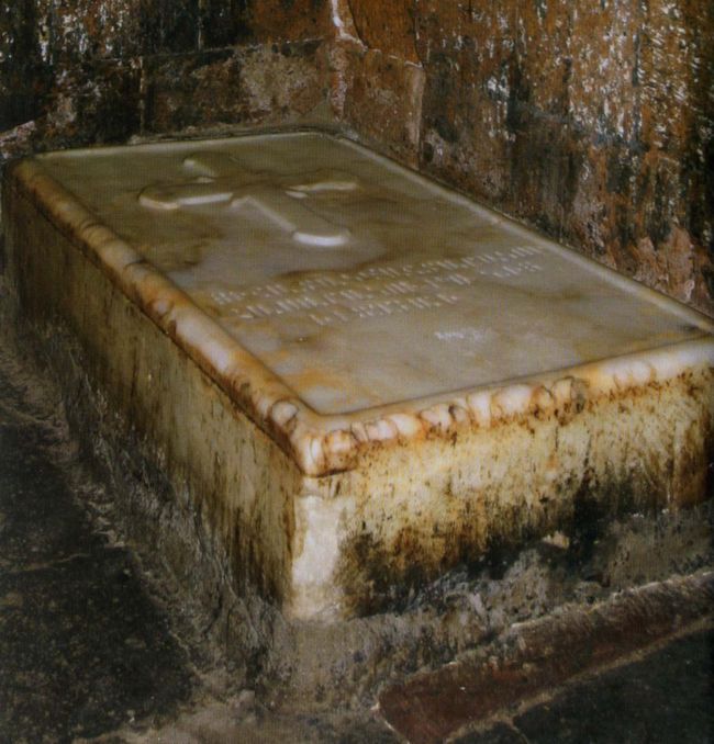 памятний камень на могиле  св. Георогия Победоносца, фреска  в Магнитском монастыре св. Георгия. Армения.