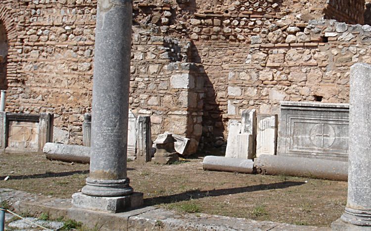 Разрушеные христианами Дельфы. Христианское надгробия. Греция. Фото Лимарева В.Н. 