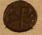 Хризма. Медная монета Констация.(Примерно 340г. Эрмитаж. Фото Лимарева В.Н.)